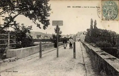 Ak Mantes la Jolie Yvelines, Brücke über Wasser, alte Architektur, zwei Personen, Baum