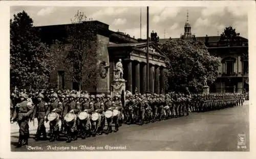 Ak Berlin Tiergarten, Aufziehen der Wache am Ehrenmal, Soldaten, Trommler, historische Szenerie