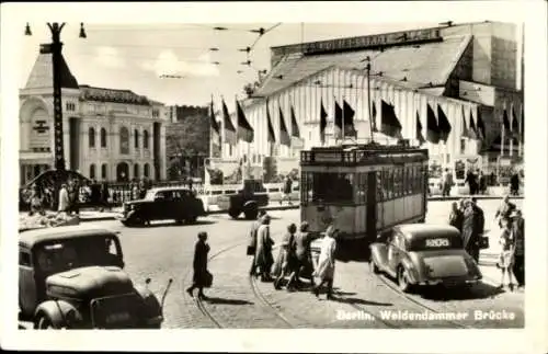 Ak Berlin Mitte,  Weidendammer Brücke, Straßenbahn, Friedrichstadt Palast