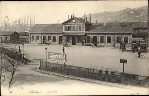 Ak Fécamp Seine Maritime, Bahnhof, Gebäude, Straßenansicht, Fußgänger, Fahrzeuge
