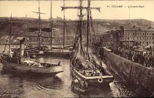 Ak Fécamp Seine Maritime, Hafenansicht, Segelschiffe, Hafenmauer, Menschenmenge