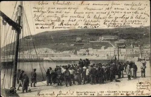 Ak Fécamp Seine Maritime, Ansicht des Hafens, Gruppen von Menschen, Schiffe, Berge im Hintergrund