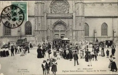 Ak Fécamp Seine Maritime, Eglise Saint-Etienne, Menschenmenge, alte Fahrzeuge, Poststempel