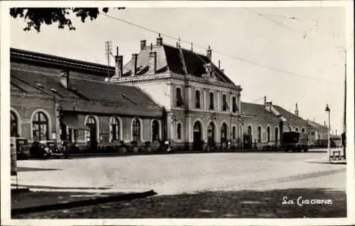 Ak Roanne Loire, Bahnhof, historische Architektur, Autos, Straßenansicht