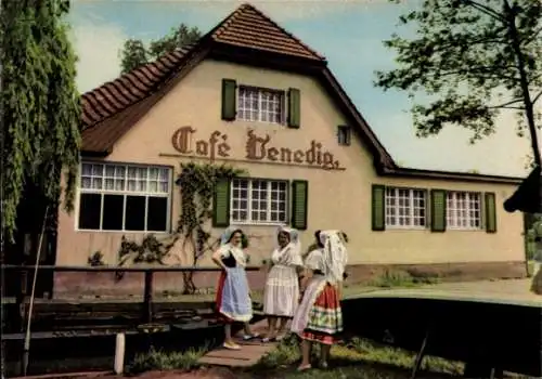 Ak Spreewald, Spreewälderin in Tracht, Café Benedia, drei Frauen in Trachten, helles Gebäude, ...