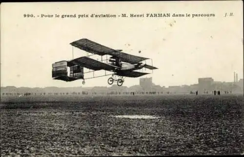 CPA Pour le grand prix d'aviation, M. Henri Farman dans le parcours