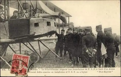 CPA 1914, Généralissime inspecte une installation de T. S. F. à bord d'un Avion, General Joffre
