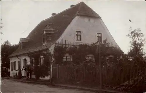 Foto Ak Bautzen in der Oberlausitz, Historisches Haus, zwei Personen