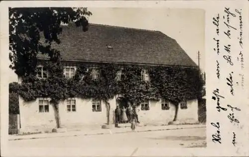 Ak Bautzen in der Oberlausitz, Haus mit Efeu bewachsen, vier Personen vor der Tür, historische...