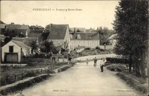Ak Courtenay Loiret, Faubourg Notre-Dame, historische Häuser, Straße, Spaziergänger