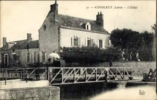 Ak Combleux Loiret, L'Ecluse, Haus mit passierender Person, Brücke, Schwarz-Weiß-Foto