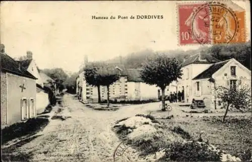 Ak Dordives Loiret, Hameau du Pont de  Schwarzweißaufnahme, ländliche Szene, Häuser