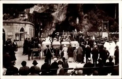 Ak Lourdes Hautes Pyrénées, Menschenmenge, Wallfahrt, Kirche, Grotte, Autos, historische Szene