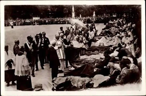 Ak Lourdes Hautes Pyrénées, Benediktion der Kranken, Menschen auf Liegen, religiöse Zeremonie