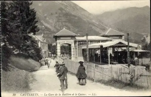 Ak Cauterets Hautes Pyrénées , Bahnhof, Casino, Berglandschaft, Spaziergänger