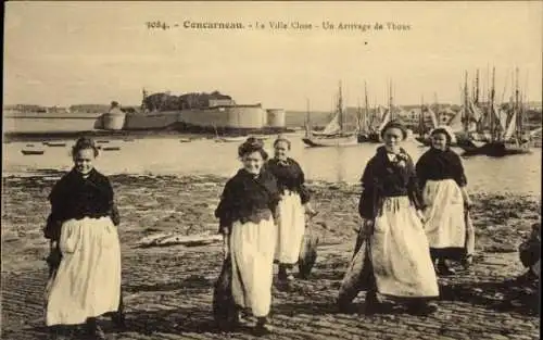 Ak Concarneau Finistère, Frauen mit Fischernetzen, Hafenansicht, Fischerboote, historische Sze...