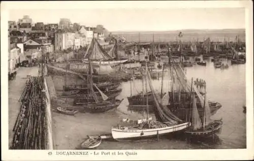 Ak Douarnenez Finistère, Hafenansicht, Segelboote, historische Architektur, Quais