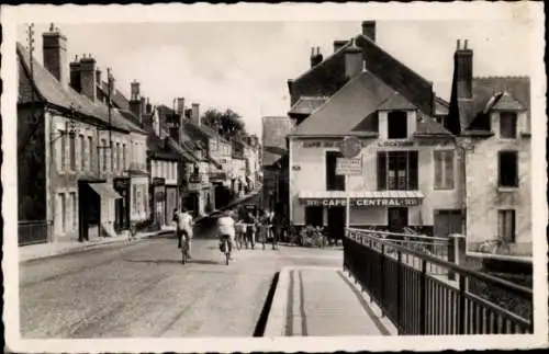 Ak Briare Loiret, Zwei Radfahrer, Café Central, Häuserreihe, Brücke