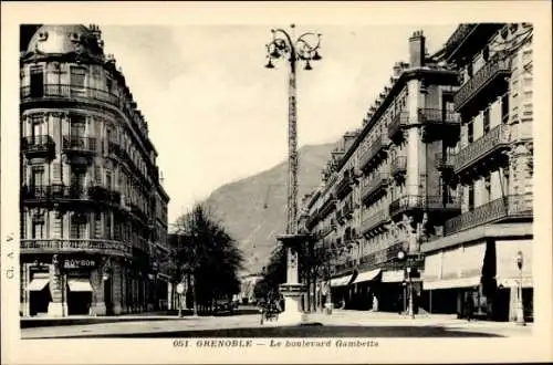 Ak Grenoble Isère, Boulevard Gambetta, Gebäude, Straßenansicht, Lichtmast, alpine Umgebung