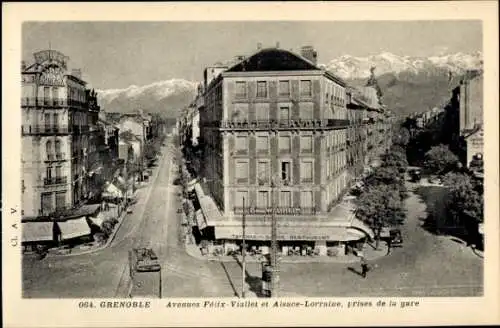 Ak Grenoble Isère, Stadtansicht mit Straßen, Restaurant und Bergen im Hintergrund