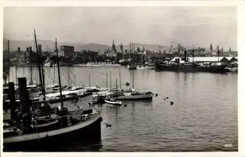Ak HAPAG Dampfer Barcelona, Passagierschiff, Hafenansicht, kleine Boote, Stadtansicht, klare Himm
