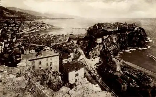 Ak Monaco, Panoramablick auf  Küstenlinie, Felsen, Gebäude