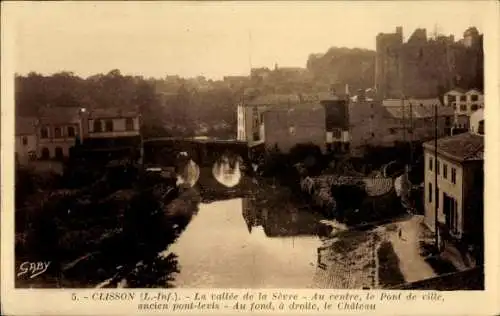 Ak Clisson Loire Atlantique, Blick auf die Sèvre, Brücke, Château im Hintergrund