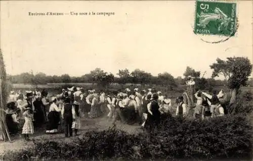 Ak Ancenis Loire-Atlantique, Traditionelle Hochzeit, ländliche Umgebung, Personen in Trachten, Ta