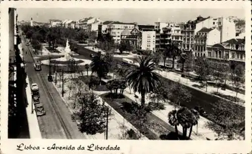 Ak Lisboa Lissabon Portugal, Avenida da Liberdade, Stadtansicht, Palmen, Straßenansicht,  Gebäude
