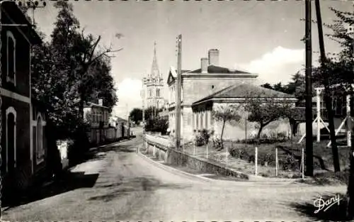 Ak Martillac Gironde, Straße, Gebäude, Pflanzen, Baum, Kirche, Schwarz-Weiß-Foto