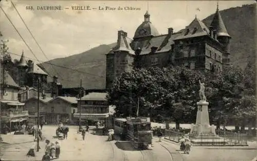 Ak Vizille Isère, Blick auf den Platz, das Château, eine Statue, Straßenbahn