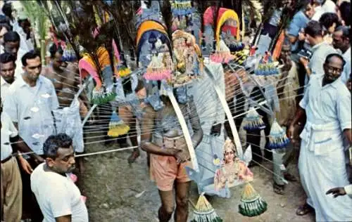 Ak Singapore Singapur , Thaipusam Festival, strahlende Farben, religiöse Feier, Penitente mit Kav