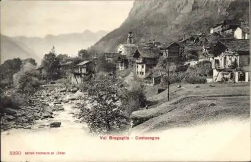 Ak Castasegna Kanton Graubünden, Berglandschaft, Fluss,  Gebäude, Tal Bregaglia
