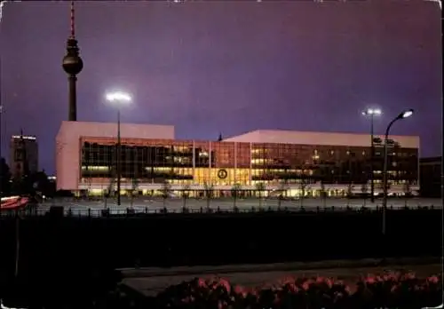 Ak Berlin Mitte, Palast der Republik, Außenansicht, Fernsehturm, Nachtansicht