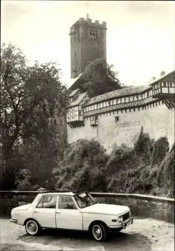 Ak Lutherstadt Eisenach Thüringen, Hellthal, Auto Wartburg 353, Burg auf dem Hügel, Bäume im Vord
