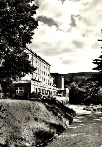 Ak Friedrichroda im Thüringer Wald, Ferienheim Walter Ulbricht, Gebäude am Wasser, Bäume, bewölkt