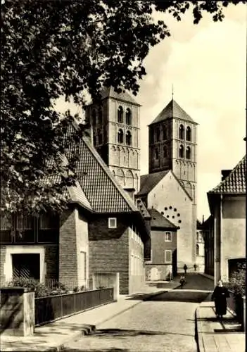 Ak Münster in Westfalen, Dom mit Türmen, alte Architektur, ruhige Straße, Bäume im Vordergrund