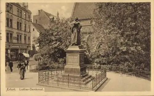 Ak Erfurt in Thüringen, Luther-Denkmal, Statue, Gebäude im Hintergrund, Bäume, Fußgänger