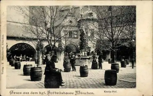 Ak München Bayern, Wirtschaftshof, Bierfässer, Menschen, Brunnen