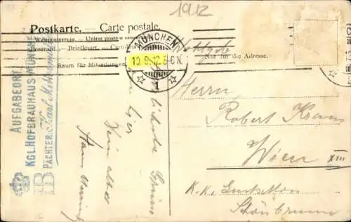 Ak München Bayern, Wirtschaftshof, Bierfässer, Menschen, Brunnen