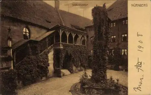 Ak Nürnberg in Mittelfranken, Schlosshof