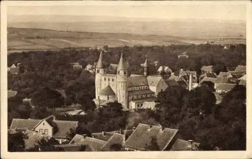 Ak Gernrode Quedlinburg im Harz, Landschaft mit Stiftskirche St. Cyriaci, Wald, Hügel,  Architekt