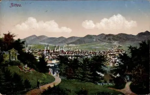 Ak Zittau in Sachsen, Blick auf  Berglandschaft, Gebäude, Bäume, zwei Spaziergänger