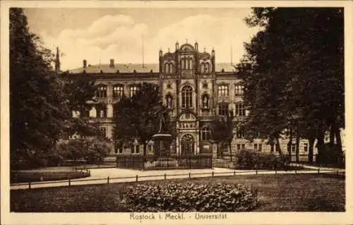 Ak Hansestadt Rostock, Historisches Gebäude, Universität  Gartenanlage, Statuen