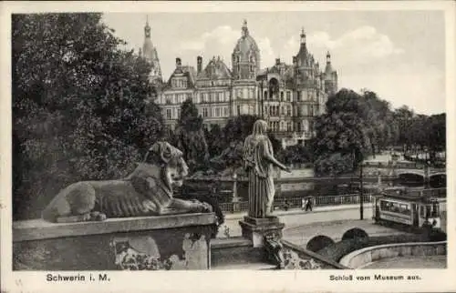 Ak Schwerin in Mecklenburg, Schloss  Statue eines Löwen, Monumentale Architektur, Parkanlage