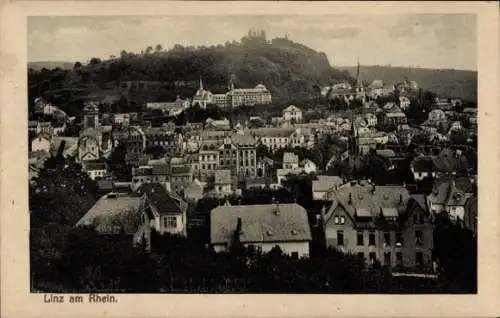 Ak Linz am Rhein, Historische Stadtansicht, Häuser, Kirchtürme, Berg im Hintergrund