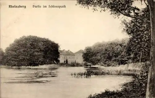 Ak Rheinsberg in der Mark, Schlosspark, Gebäude, Wasser, Bäume, Natur