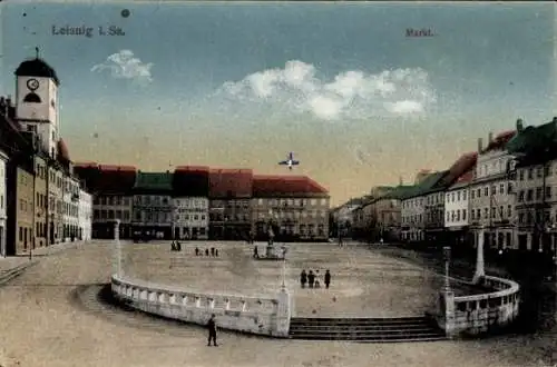 Ak Leisnig in Sachsen, Vierter Platz, Markt, Stadtansicht,  Gebäude, Menschen, Wassertreppe