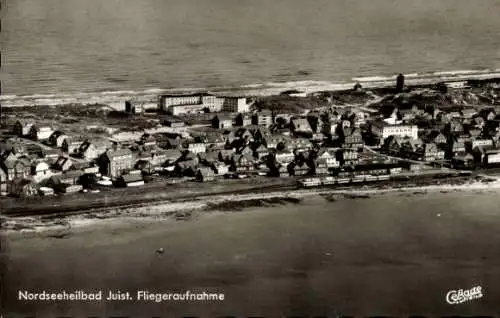 Ak Nordseebad Juist in Ostfriesland, Luftaufnahme vom Nordseeheilbad  Häuser, Strand, Dünen