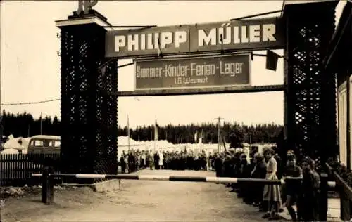 Ak Altenberg im Erzgebirge, Tor mit Schriftzug, Kinderlager, Menschenmenge, Zeltlager, Fahrzeug